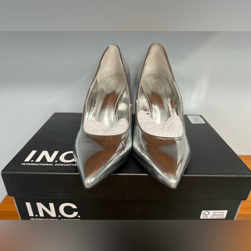 I.N.C INTERNATIONAL CONCEPTS NIB Ubika Shiny Silver Block Heel Pointy Shoes 5.5M